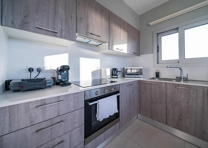 Апартаменти Majestic Sunset Salt Views 300m From Ларнака